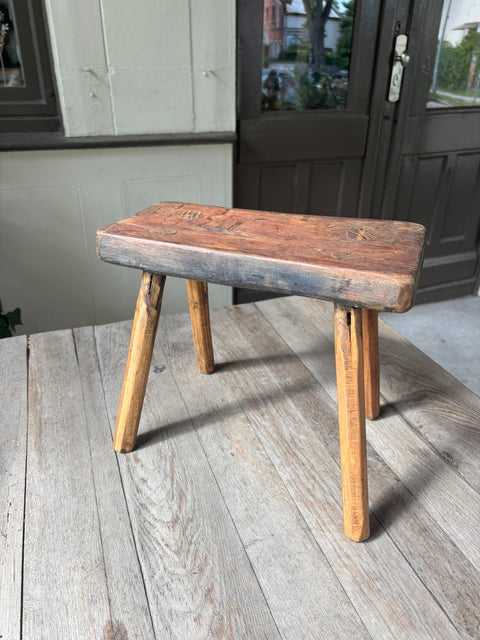 Kleiner Holzschemel – naturbelassenes Vintage-Unikat, Ansicht 3