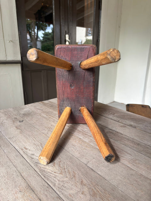Kleiner Vintage-Holzhocker – naturbelassen & handgefertigt, Ansicht 3