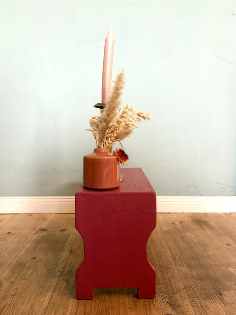 Vintage-Holzschemel Hocker in Rot, aus Holz mit raspeliger Oberfläche, ideal als Dekoration oder Sitzgelegenheit