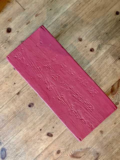 Vintage-Holzschemel oder Hocker in Rot, aus Holz mit roter Lackierung, handgefertigt.