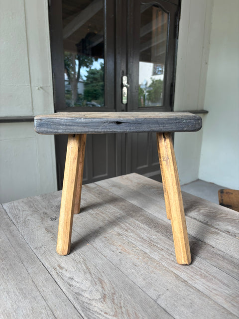 Vintage-Holzschemel – rustikales Unikat mit Patina, Ansicht 3