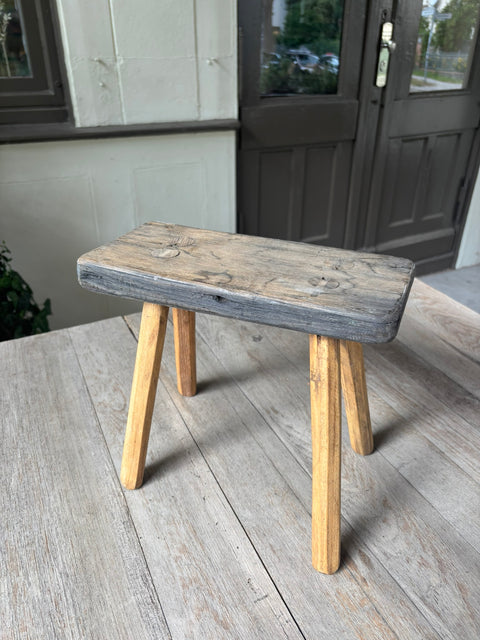 Vintage-Holzschemel – rustikales Unikat mit Patina