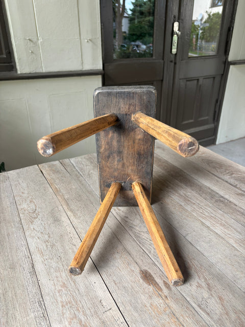 Vintage-Holzschemel – rustikales Unikat mit Patina, Ansicht 2
