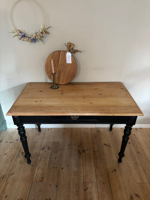 Vintage Holztisch mit matt schwarzer Platte, 126x71,5cm, zeigt elegante Holzmaserung.