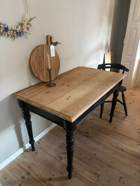 Vintage Holztisch mit mattschwarzer Lackplatte, 126x71,5cm, zeigt die elegante Oberfläche.