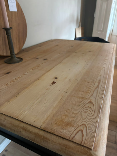 Vintage Holztisch, schwarzer Tisch mit mattschichteter Platte, Maße 126x71,5 cm.