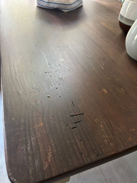 Vintage Holztisch mit Schublade, 63x94cm, aus Holz, zeigt handgefertigtes Möbelstück mit Schublade