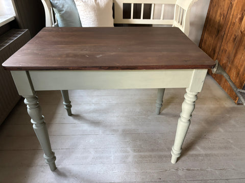 Vintage Holztisch mit Schublade, 63x94cm, aus Holz mit handgefertigtem Design sichtbar