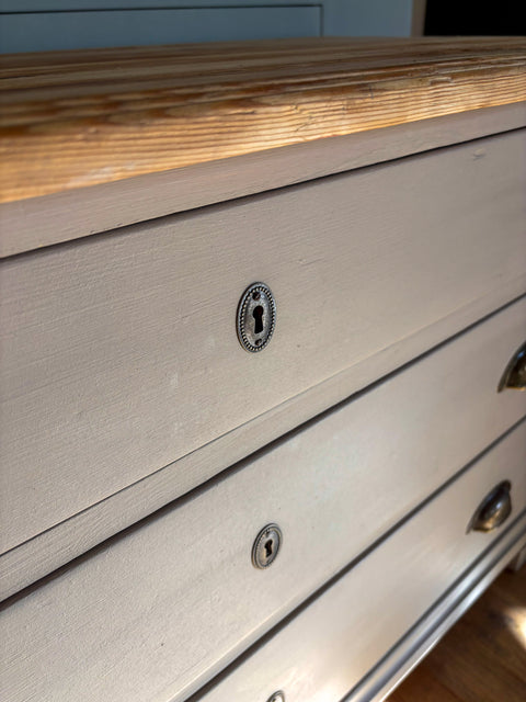 Vintage Weichholz-Sideboard mit Naturholzplatte, Tundra-Kreidefarbe, dunkelbeige, stilvolle Kommode
