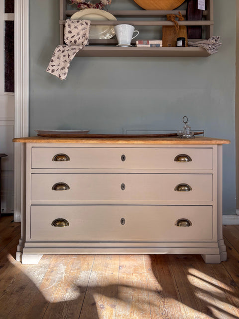 Vintage Weichholz-Sideboard mit Naturholzplatte, Tundra Kreidefarbe, dunkelbeige, stilvolle Kommode