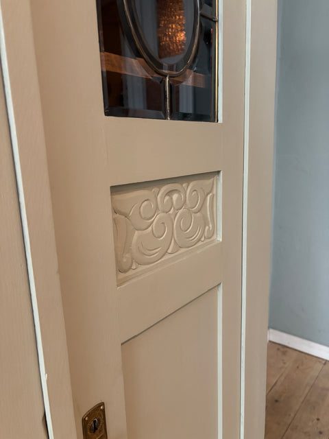 Zweitürige antike Vitrine aus Kreidefarbe Gooseberry in grün-grau, mit sichtbaren Holzdetails.
