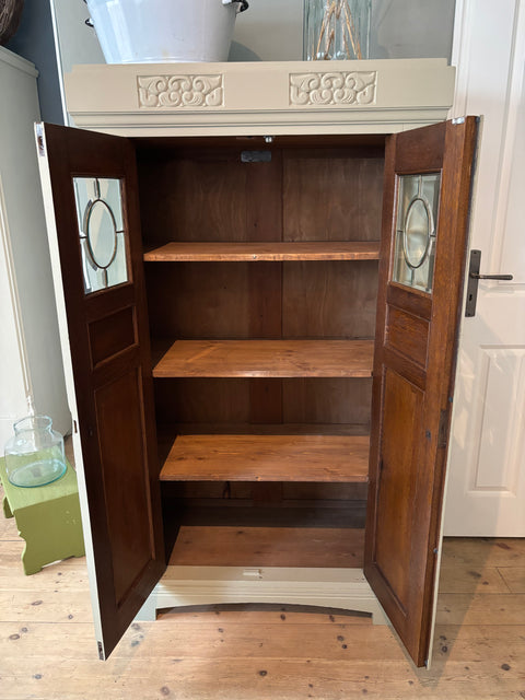 Zweitürige antike Vitrine in Kreidefarbe Gooseberry, grün-grau, mit Holzgriffen und eleganter Vintage-Optik.