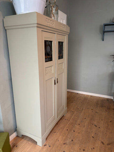 Zweitürige antike Vitrine in Kreidefarbe Gooseberry, grün-graues Finish, stilvolle Holzvitrine