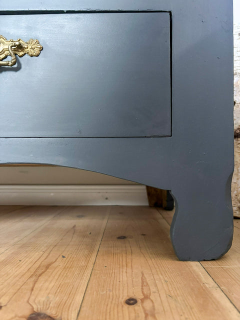 Zweitürige antike Weichholzmöbel Vitrine in Kreidefarbe Smoke, grau-blau, mit Glastüren und dekorativen Holzdetails.