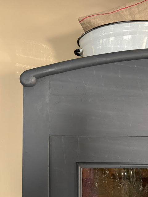 Zweitürige antike Weichholzmöbelvitrine in Kreidefarbe Smoke grau-blau, mit sichtbarer Holzstruktur und eleganten Details