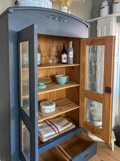 Zweitürige antike Weichholz Vitrine in Kreidefarbe Smoke, grau-blau, mit sichtbaren Holzmaserungen und vintage Design.
