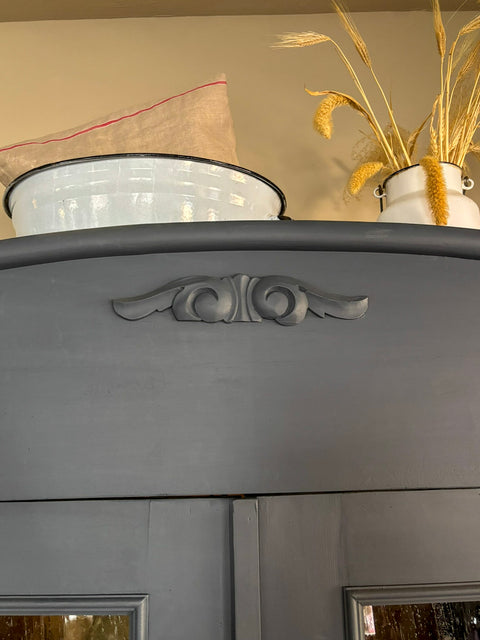 Zweitürige antike Weichholz Vitrine in Kreidefarbe Smoke, grau-blau, mit sichtbaren Holzdetails und eleganten