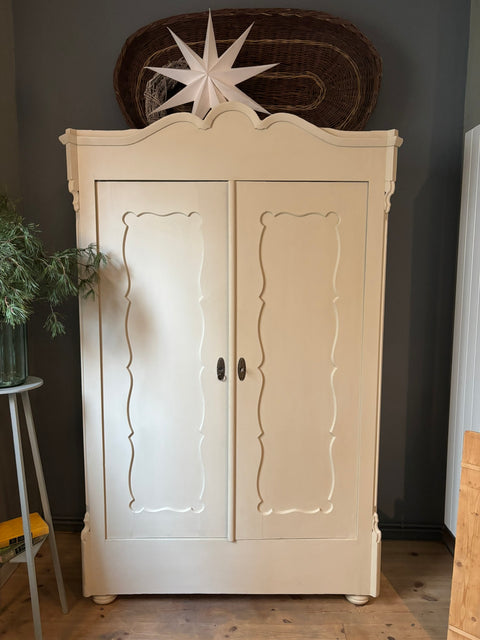Zweitüriger antiker Vintage Kleiderschrank, beige mit Muscheldekor, detaillierte Holzstruktur sichtbar