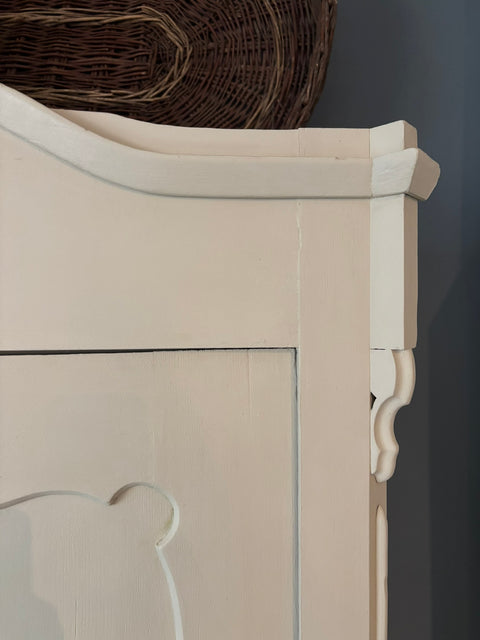 Zweitüriger antiker Vintage Kleiderschrank in Beige mit Muschelsucher-Design, detailreiche Holzarbeit