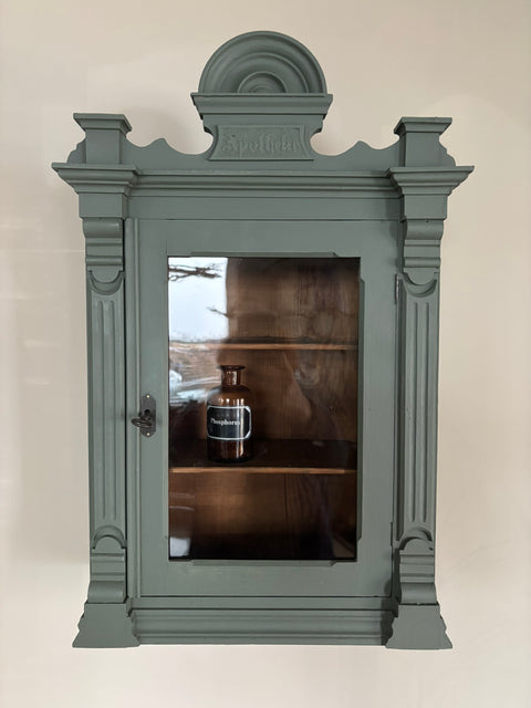 Antiker Apotheker Hängeschrank aus Weichholz mit grüner Kreidefarbe in Camouflage-Design, Dekoartikel