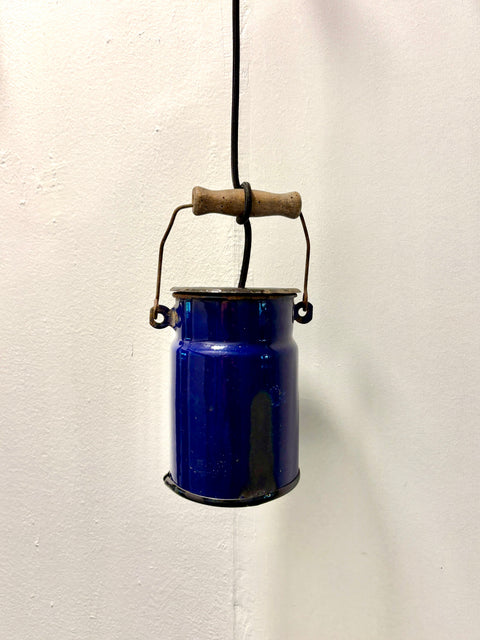 Hängeleuchte aus Emaille-Milchkanne – Dunkelblau, Upcycling-Design klein