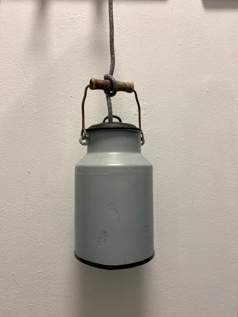 Hängeleuchte aus Emaille-Milchkanne – grau, Upcycling-Design mittelgroß breit