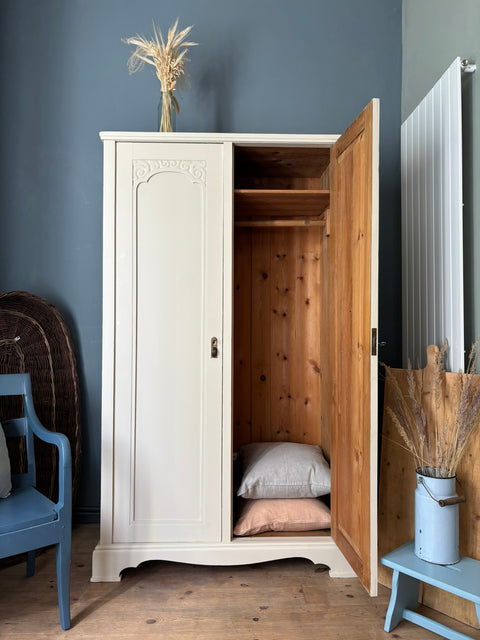 Zweitüriger Kleiderschrank Humus in Beige, Holzstruktur und stabile Türen sichtbar