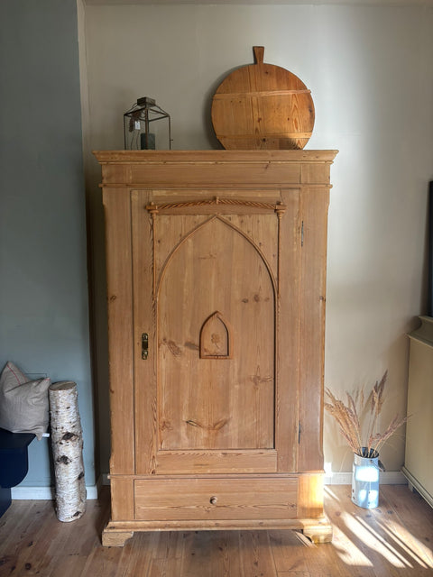 Antiker dänischer Kleiderschrank aus Weichholz, naturbelassen oder in Kreidefarbe, detailreiche Holzmaserung