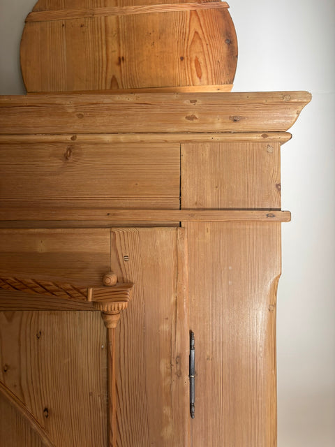 Antiker dänischer Kleiderschrank aus Weichholz, naturbelassen oder in Kreidefarbe gestrichen