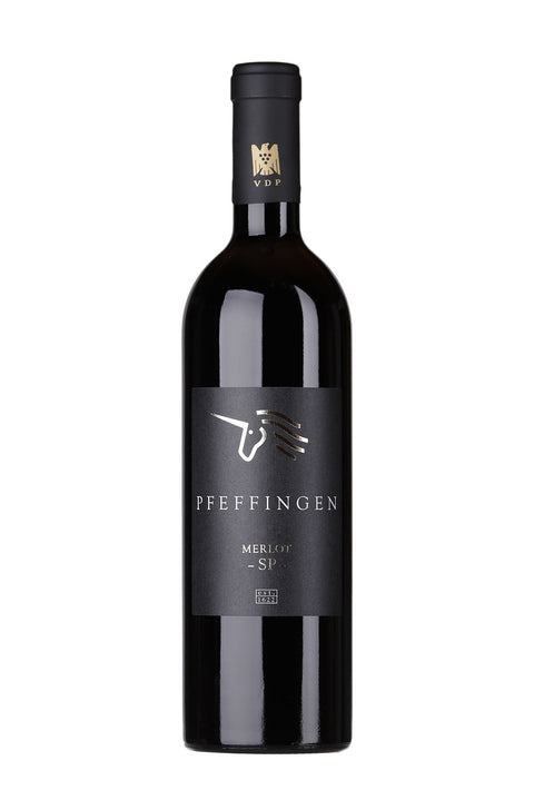 Pfeffingen Merlot SP 2022 Rotwein in einer Weinflasche, Weingut Pfeffingen, dunkle Farbe und elegantes Etikett sichtbar
