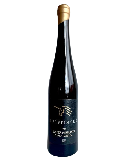 Weißwein Pfeffingen Roter Riesling Terra Rosetta 2022 in einem Weinglas, hellgelbe Farbe, Glas auf einem Holzuntergrund