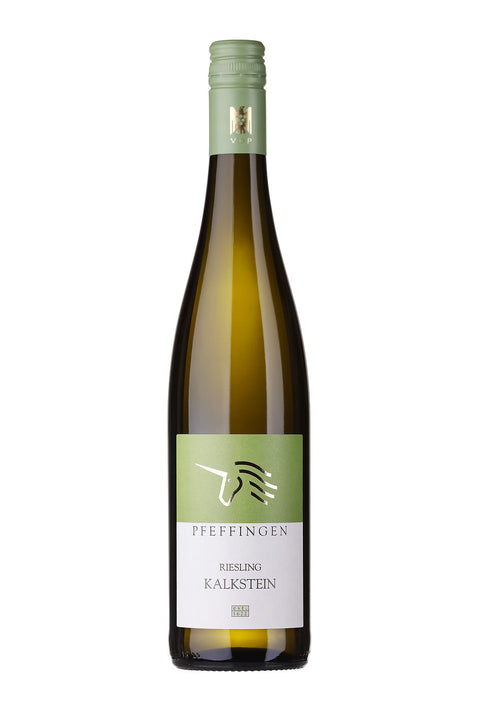 Weingut Pfeffingen Ungstein Riesling Kalkstein trocken 2024, Weißwein in einem Weinglas mit Flasche im Hintergrund