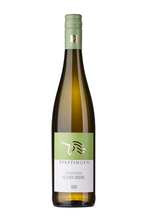 Weißwein Pfeffingen Ungstein Scheurebe trocken 2024, Flasche mit Weißwein, Label sichtbar, im Weinglas auf einem Tisch.