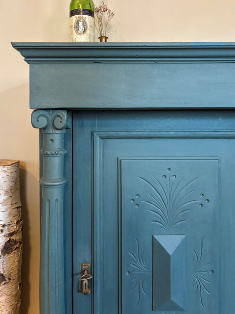 Antikes kleines Vertiko aus Kreidefarbe Baronesse in Blau-Grün, detailreiche Holzoberfläche, stilvolles Möbelstück in klassischem Design