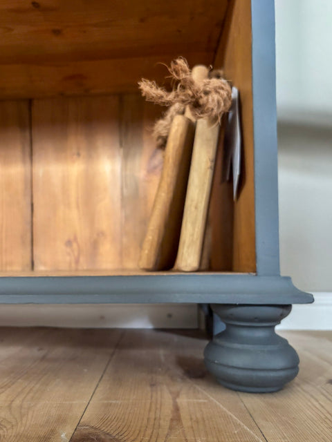 Zweitürige Weichholz Vitrine | Kreidefarbe Comfort Grey (grau-blau) - Weingärtners Genusshandwerk