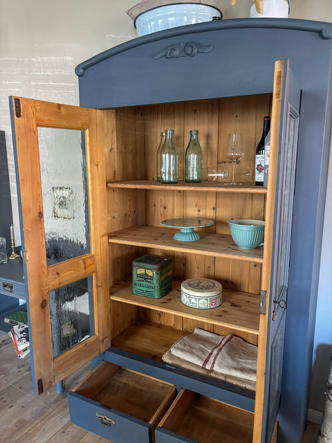 Zweitürige antike Weichholz Vitrine in Kreidefarbe Smoke, grau-blau, mit sichtbaren Holzmaserungen und vintage Design, von Weingärtners Genusshandwerk