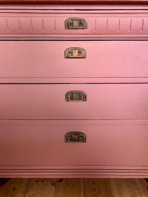 Antike Weichholzkommode in Kreidefarbe Scarlet Dust, rotbraun, mit antikem Design, von Weingärtners Genusshandwerk, detailreiche Oberfläche