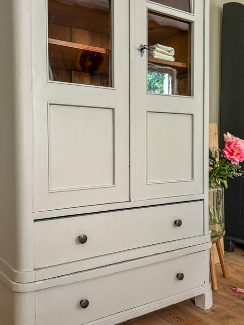 Filigrane Vitrine | Kreidefarbe Sandy Grey | Paint of Walinoon