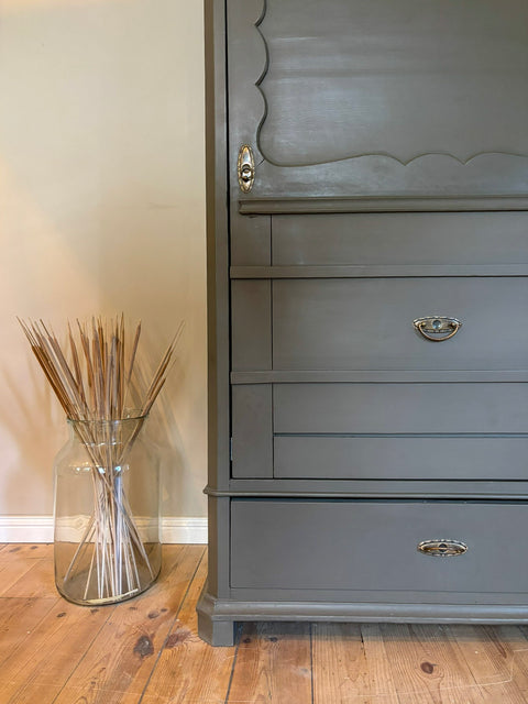 Antiker Kleiderschrank / Blender | Kreidefarbe Raw Umber | Painting the Past