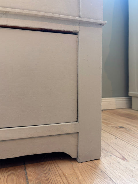 Schmale antike Vitrine | Kreidefarbe Khaki | Painting the Past