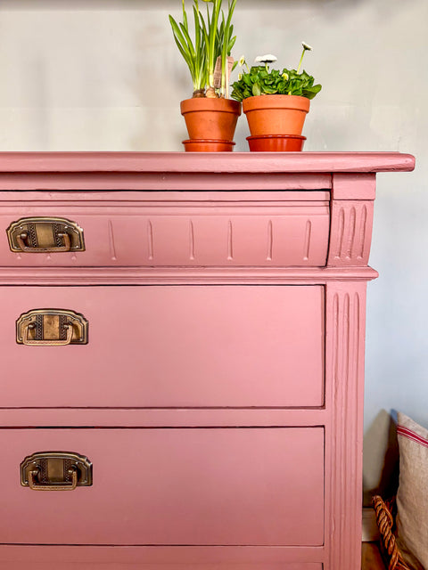 Antike Weichholzkommode in Kreidefarbe Scarlet Dust, rotbraun, mit antikem Design und eleganten Holzdetails.