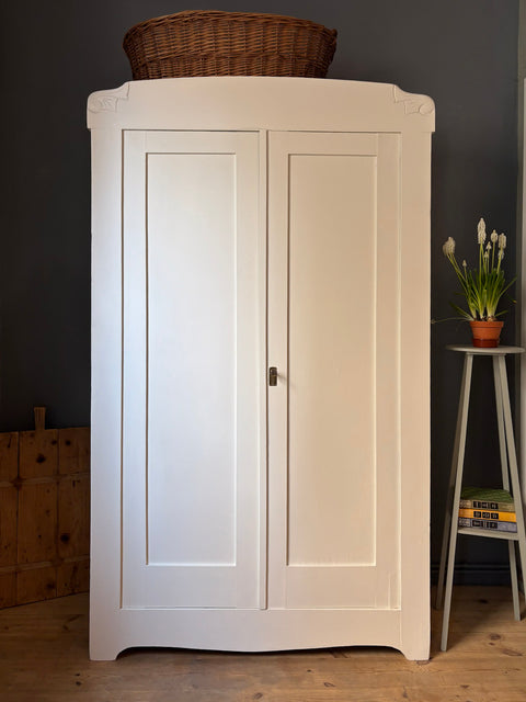 Antiker dänischer zweitüriger Kleiderschrank aus Weichholz im weißen Altweiß, mit klassischen Holzdetails und eleganter Oberfläche.