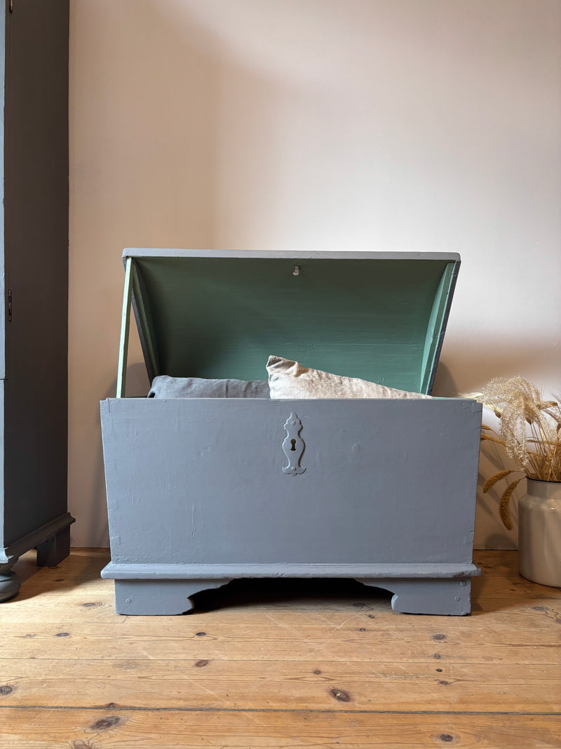 Vintage Holztruhe in Kreidefarbe von Weingärtners Genusshandwerk, detailreiche Holztruhe mit antikem Charme, Nahaufnahme