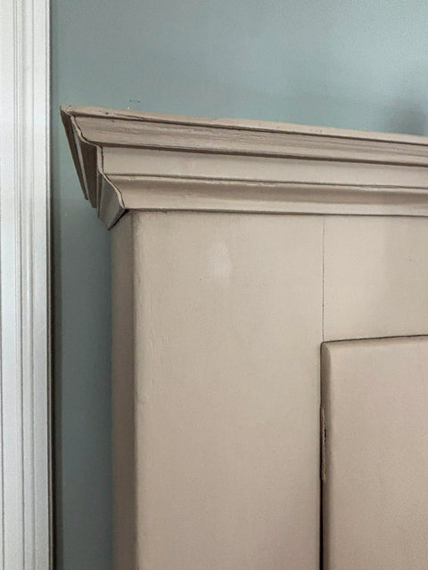 Antiker Hochzeitsschrank / Kleiderschrank | Kreidefarbe Willow Bark | Paint of Walinoon