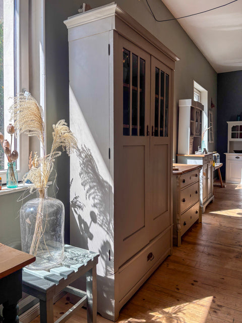 Schmale antike Vitrine | Kreidefarbe Khaki | Painting the Past