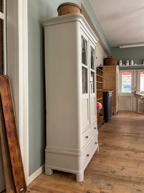 Filigrane Vitrine | Kreidefarbe Sandy Grey | Paint of Walinoon