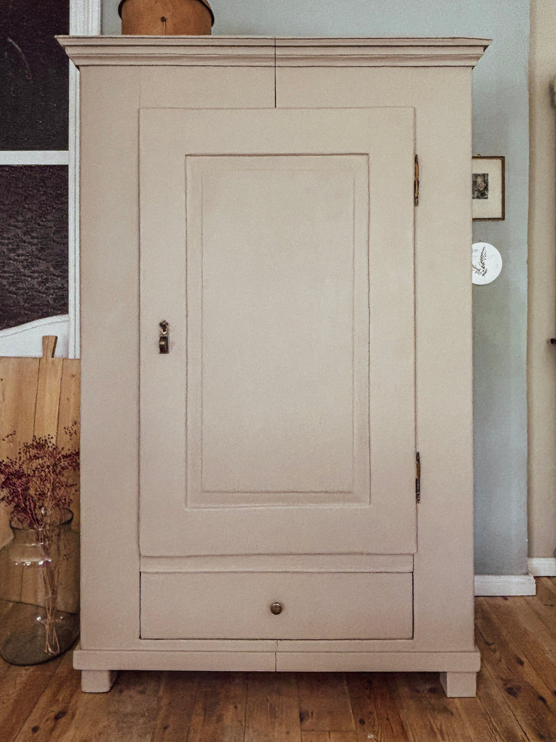 Antiker Hochzeitsschrank / Kleiderschrank | Kreidefarbe Willow Bark | Paint of Walinoon