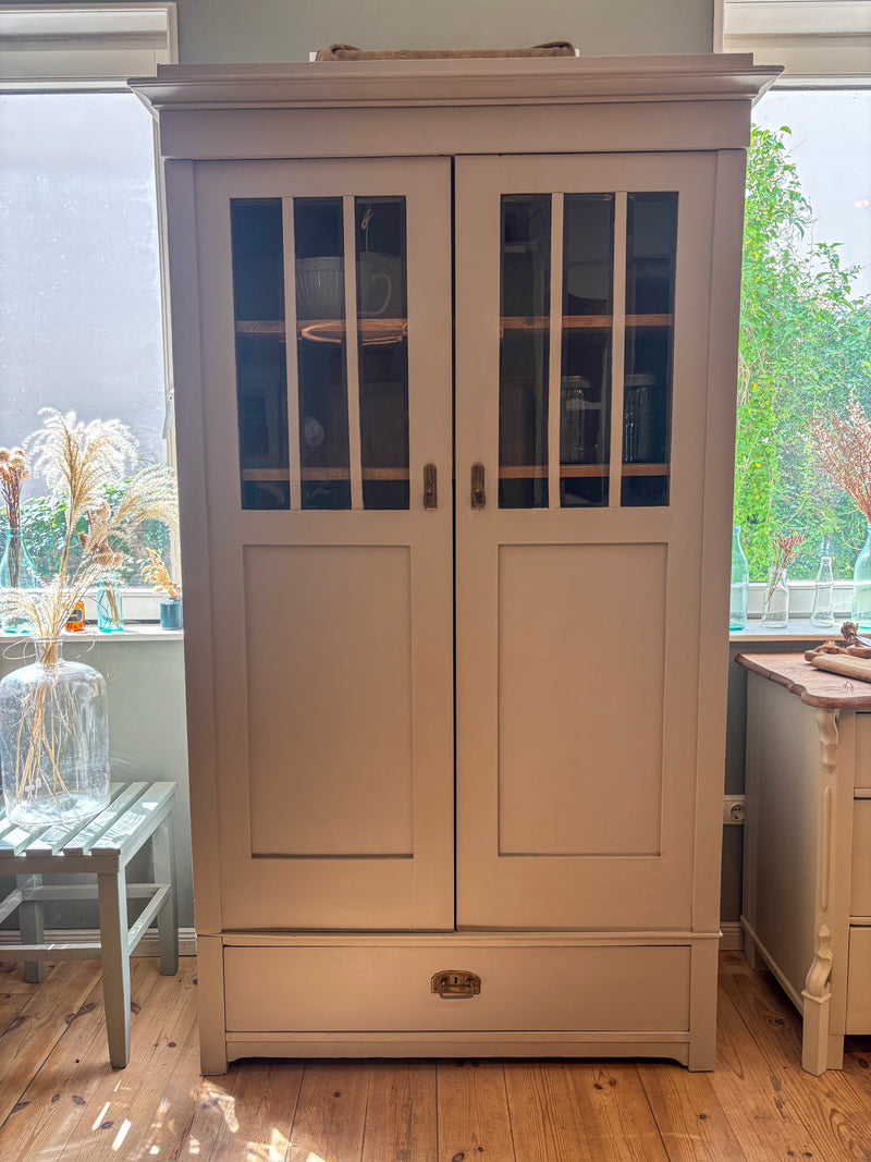 Schmale antike Vitrine | Kreidefarbe Khaki | Painting the Past