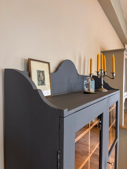 Zweitürige Weichholz Vitrine | Kreidefarbe Comfort Grey (grau-blau) - Weingärtners Genusshandwerk