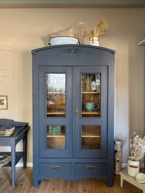 Zweitürige antike Weichholz Vitrine in Kreidefarbe Smoke, grau-blau, mit dekorativen Details, von Weingärtners Genusshandwerk.